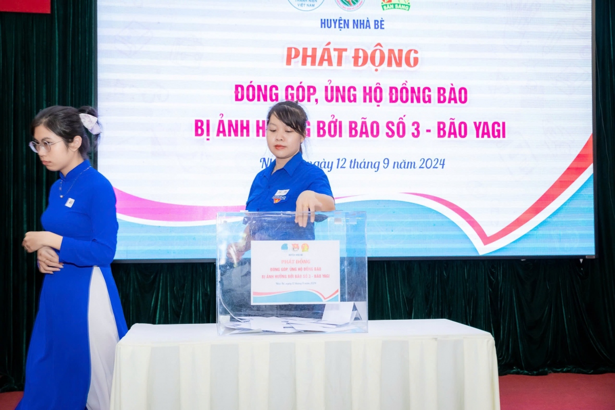 Đoàn viên, cán bộ hội tham gia đóng góp ủng hộ đồng bào bị ảnh hưởng bởi bão số 3 (ảnh: Thành Đoàn)