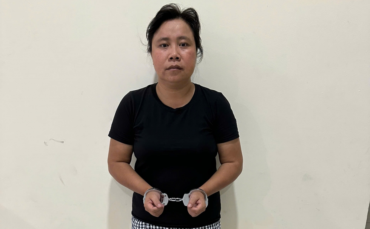 Đối tượng Ngô Thị Thu Huệ tại trụ sở cơ quan điều tra (Ảnh: CACC)