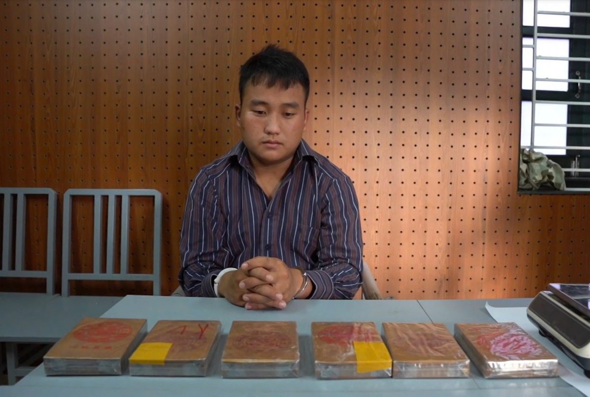 Vừ A Thơm cùng tang vật vụ án