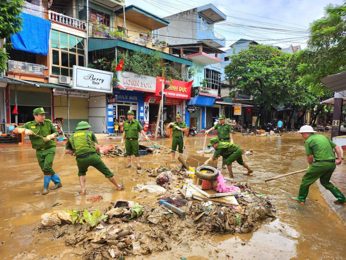 Công an Tuyên Quang khẩn trương vệ sinh môi trường sau lũ giúp người dân sớm ổn định cuộc sống.