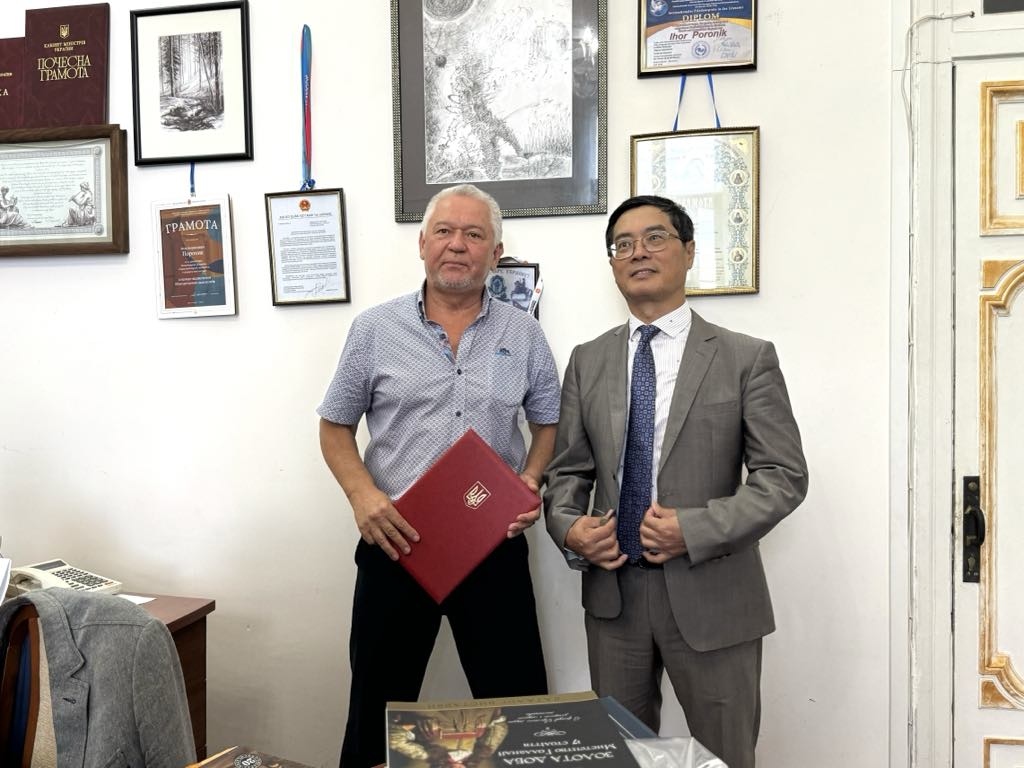 Giám đốc bảo tàng Igor Poronik thông báo quyết định với Đại sứ Nguyễn Hồng Thạch.