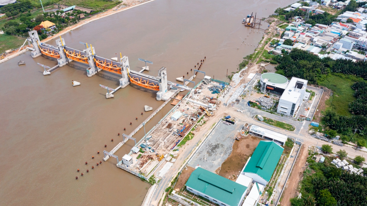 Dự án Giải quyết ngập do triều khu vực TP.HCM có xét đến yếu tố biến đổi khí hậu (giai đoạn 1) có tổng mức đầu tư 10.000 tỷ đồng có mục tiêu kiểm soát ngập do triều cường và chủ động ứng phó với biến đổi khí hậu cho vùng diện tích 570km2 với khoảng 6,5 triệu dân thuộc khu vực bờ hữu sông Sài Gòn và trung tâm TP.HCM. Trong ảnh: ​​​Cống Mương Chuối (huyện Nhà Bè) là cống lớn nhất với 4 cửa van đã đạt 93% (ảnh T.N)