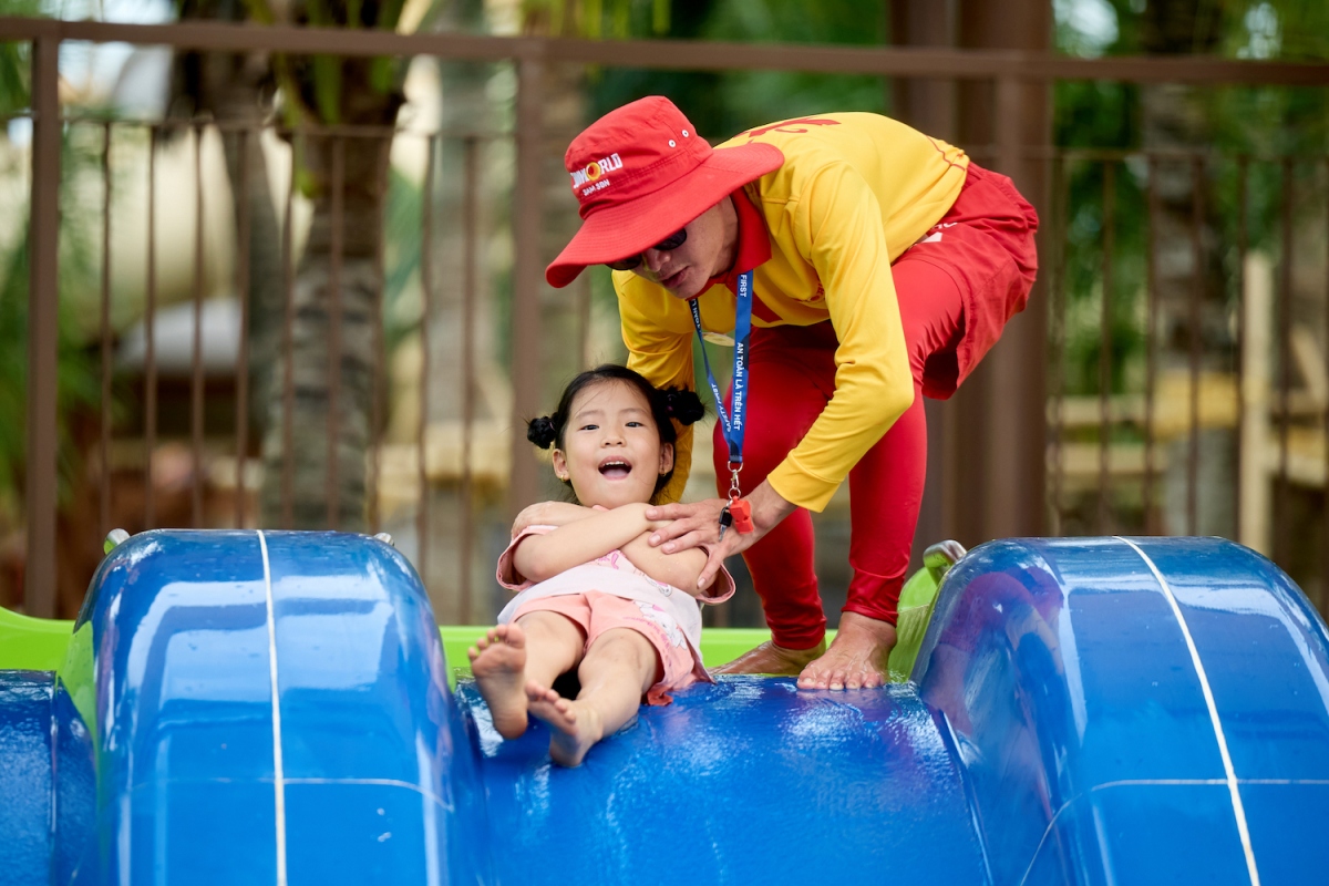 Đội ngũ cứu hộ luôn túc trực tại các khu vực trò chơi để hỗ trợ và đảm bảo an toàn cho khách