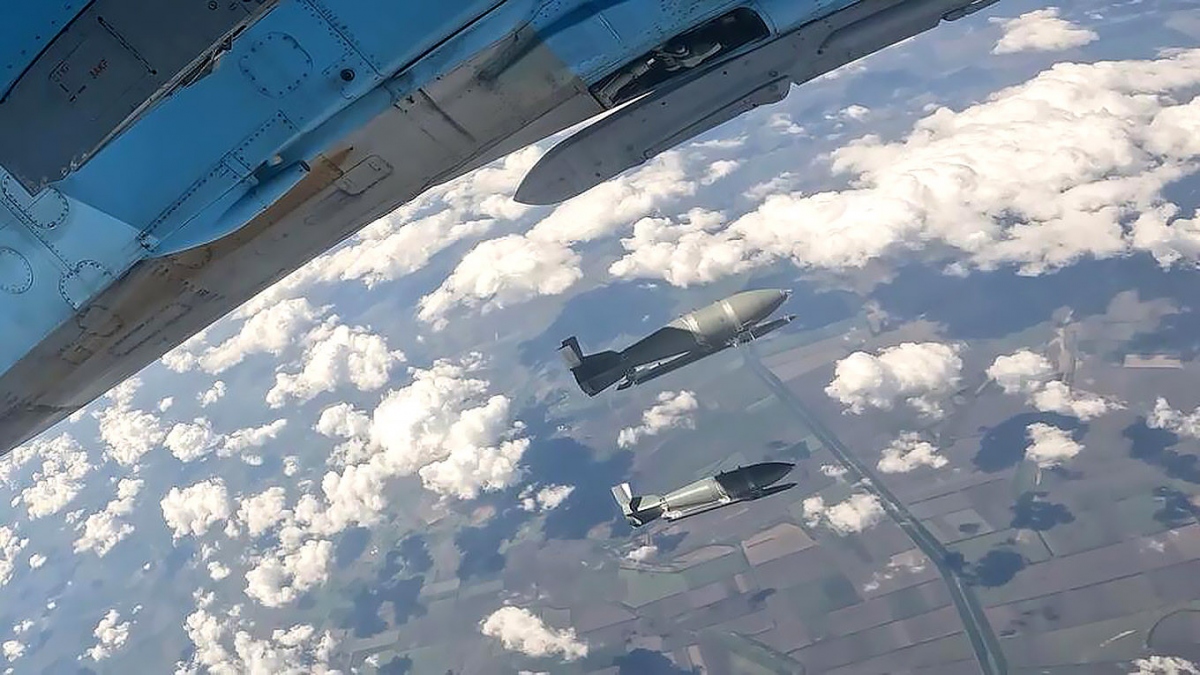 Máy bay đang triển khai bom lượn giữa không trung. Ảnh: Russian Defense Ministry