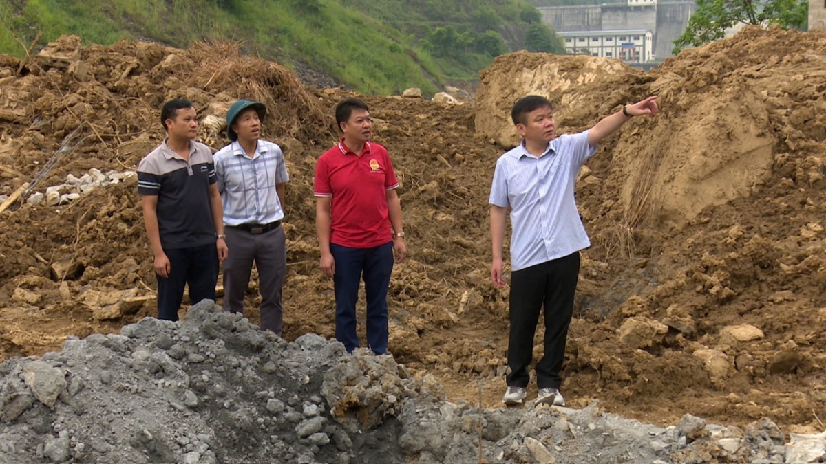 Chủ tịch UBND huyện Nguyễn Huy Sắc kiểm tra, chỉ đạo việc xây dựng nhà ở mới tại các hộ dân bị ảnh hưởng