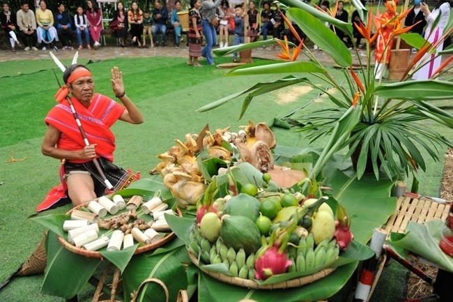 A X’tieng shaman performs the rain praying ritual. (Photo: dangcongsan.vn)