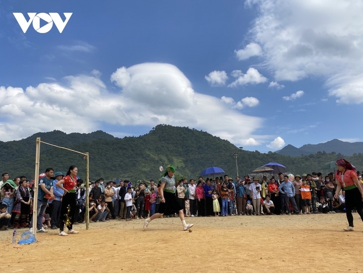 The most exciting part of the festival is the pomelo football competition.