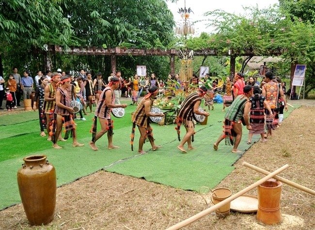 X’tieng men play gongs to invite the gods to the rain praying ceremony. (Photo: dangcongsan.vn)
