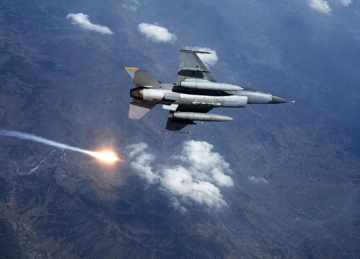 Tiêm kích F-16 thả pháo sáng. Ảnh: CC0