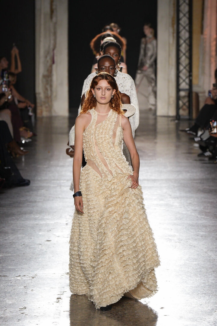 The fashion show takes place at the Royal Palace of Milan in Italy, featuring the collection "Ceramics" made up of 40 designs.