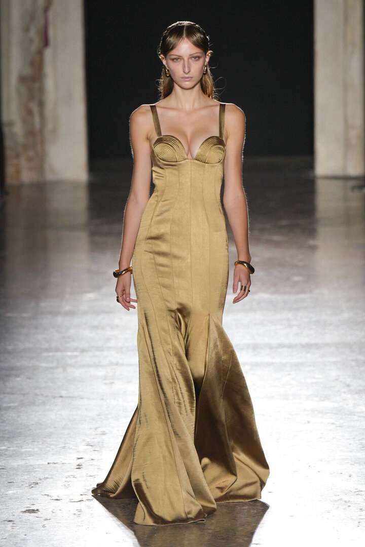 The outfits recreate images of Vietnamese women from 100 years ago with a modern, innovative, and creative perspective.