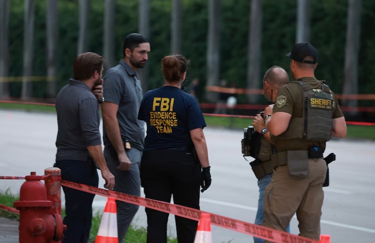 FBI và Mật vụ Mỹ điều tra hiện trường vụ ám sát hụt cựu Tổng thống Donald Trump ở Florida hôm 15/9. Ảnh: Getty