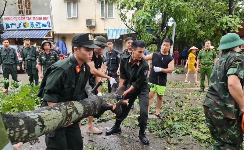 CBCS Trung đoàn Cảnh sát bảo vệ mục tiêu Cơ quan đại diện Ngoại giao, Bộ Tư lệnh CSCĐ giúp dân khắc phục hậu quả, sáng 8/9.