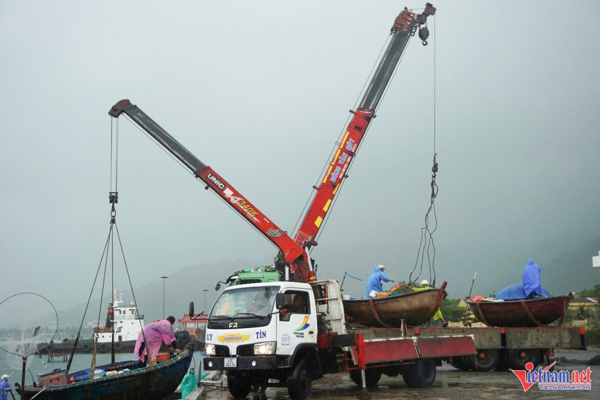 At Tho Quang port in Da Nang, fishermen are busy hiring cranes to bring their boats ashore.