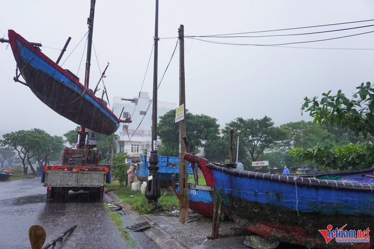 All fishing boats are eventually moved to safety on Hoang Sa road in Da Nang.