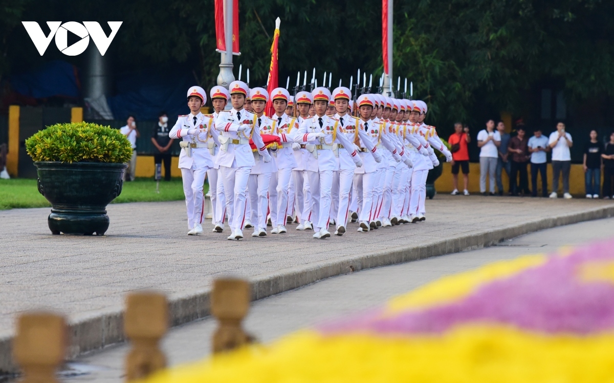The guards’ formation consists of a total of 37 soldiers. The military victory flag leads the formation, followed by 34 comrades representing the first 34 soldiers of the Vietnam People's Army.