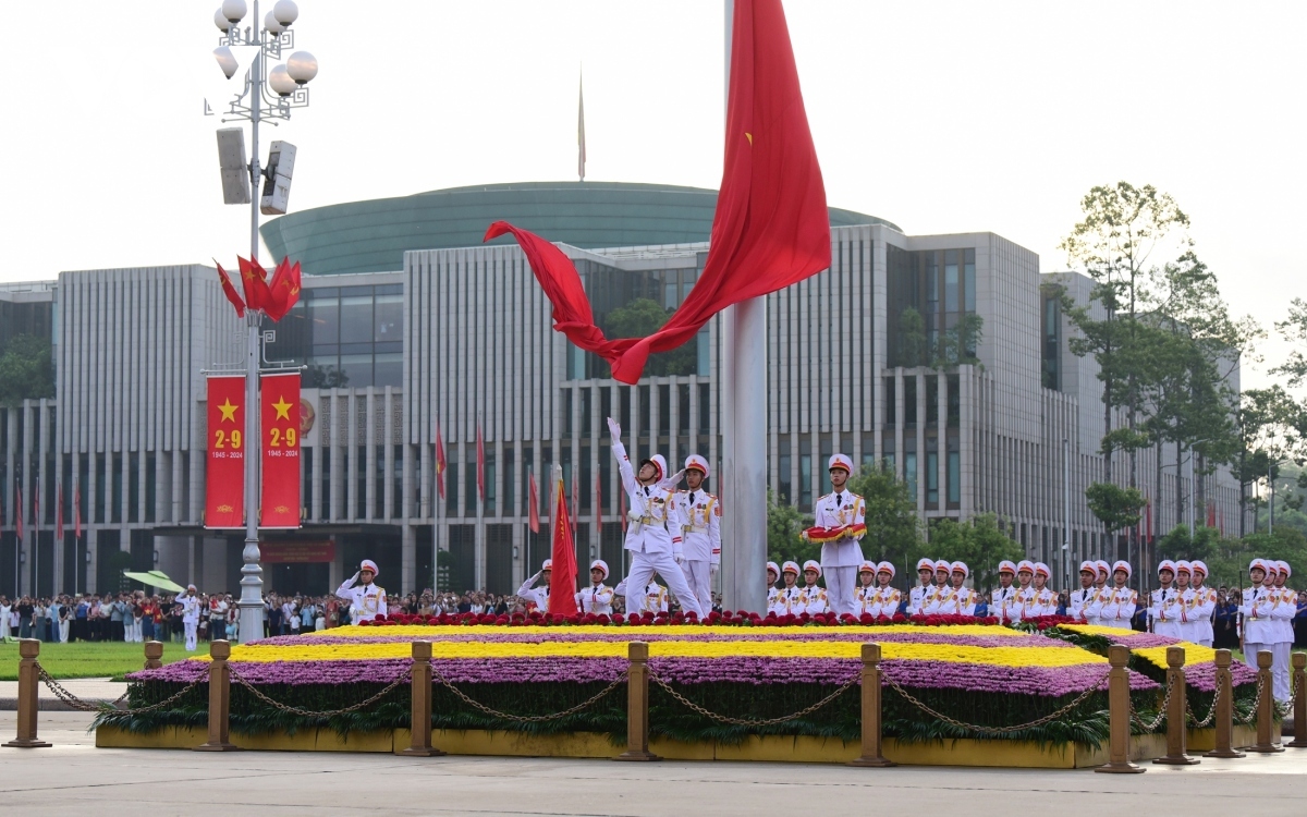 When the national anthem begins to play, the national flag is slowly lifted up. Accordingly, once the national anthem ends, the national flag then reaches the top of the flagpole in sync with its conclusion.