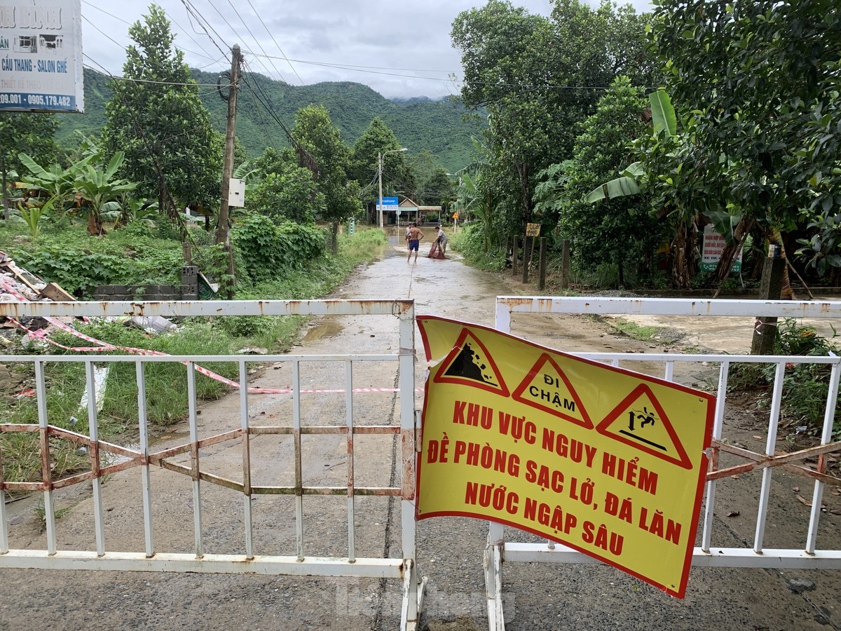 Local authorities set up barriers in a bid to prevent residents from traveling to risky areas.