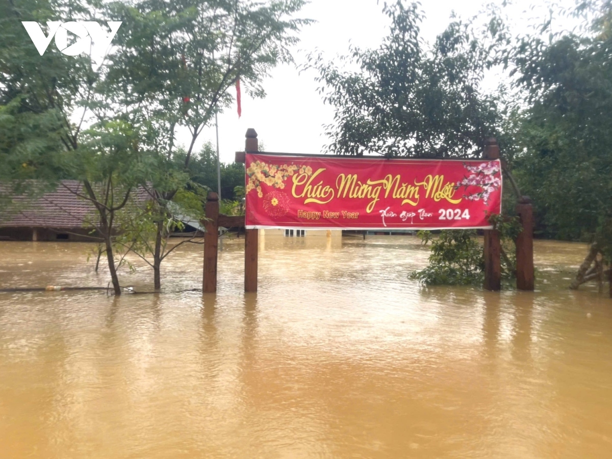 Over 400 houses in Tan Hoa district of Quang Binh province are left submerged in floodwater of 0.5 to two metres, with local people forced to vacate their properties.