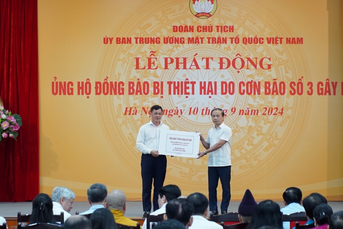 Vietnam Airlines Group presents a total of VND300 million in cash to support flood victims to overcome difficulties and quickly stabilise their lives.