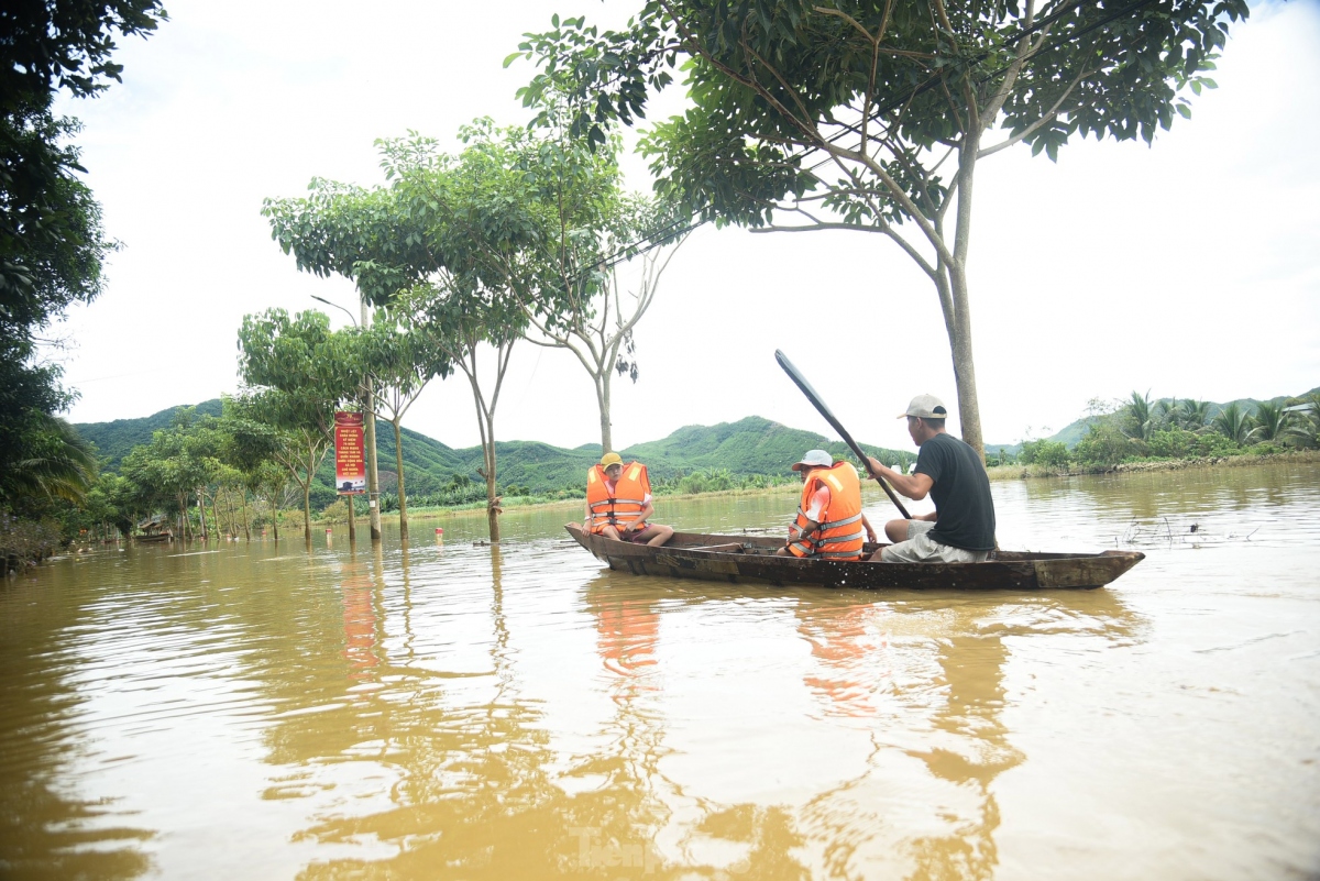 With roads blocked and many homes inundated, people of Hoa Vang district in Da Nang city are forced to travel by boat to buy food and other necessities.