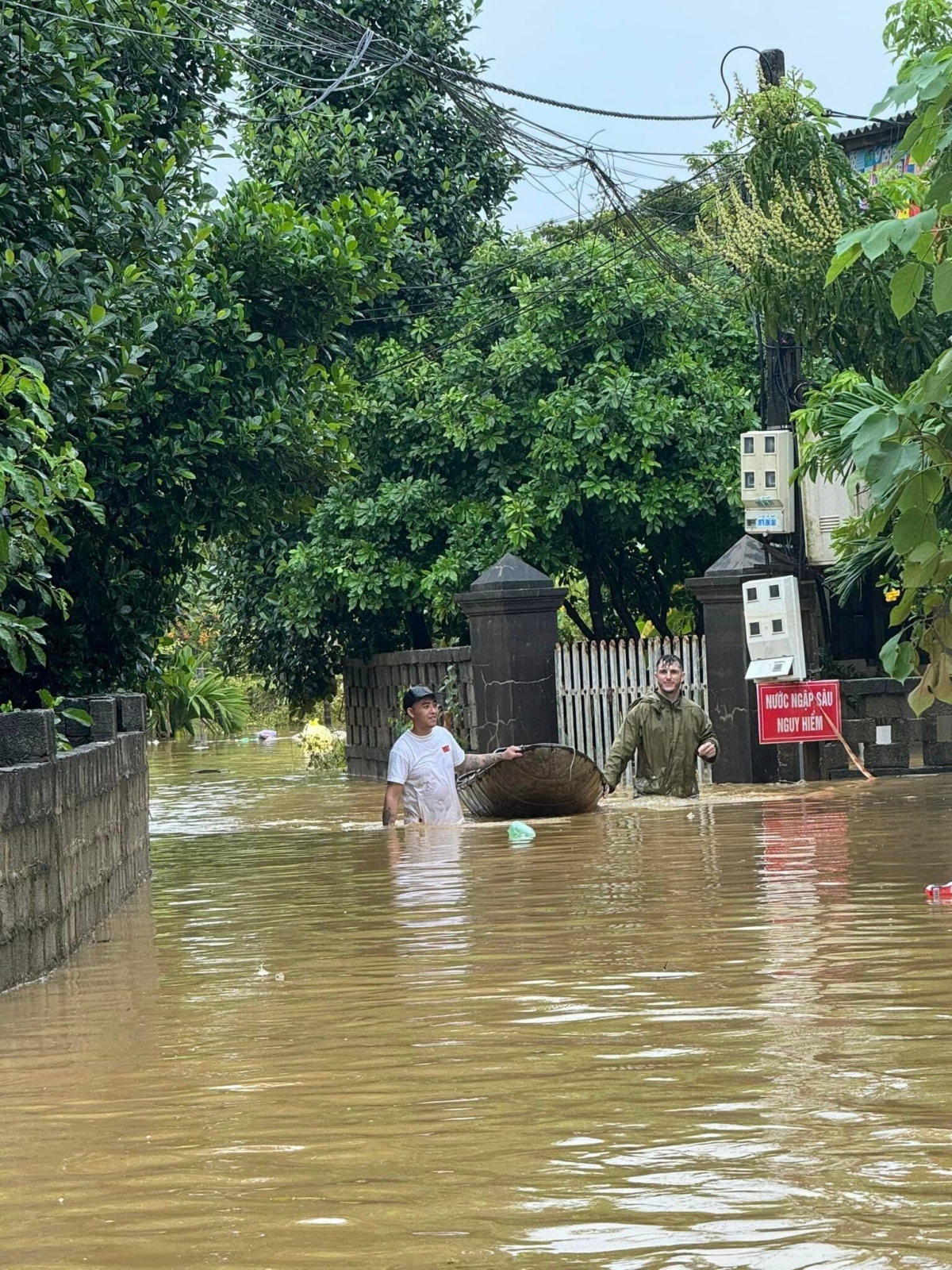 Nathan Ross Keers, 33 from the UK, joins many local volunteers to travel to the northern province of Thai Nguyen on September 11 in order to provide emergency aid to flood victims. (Photo: Facebook page)