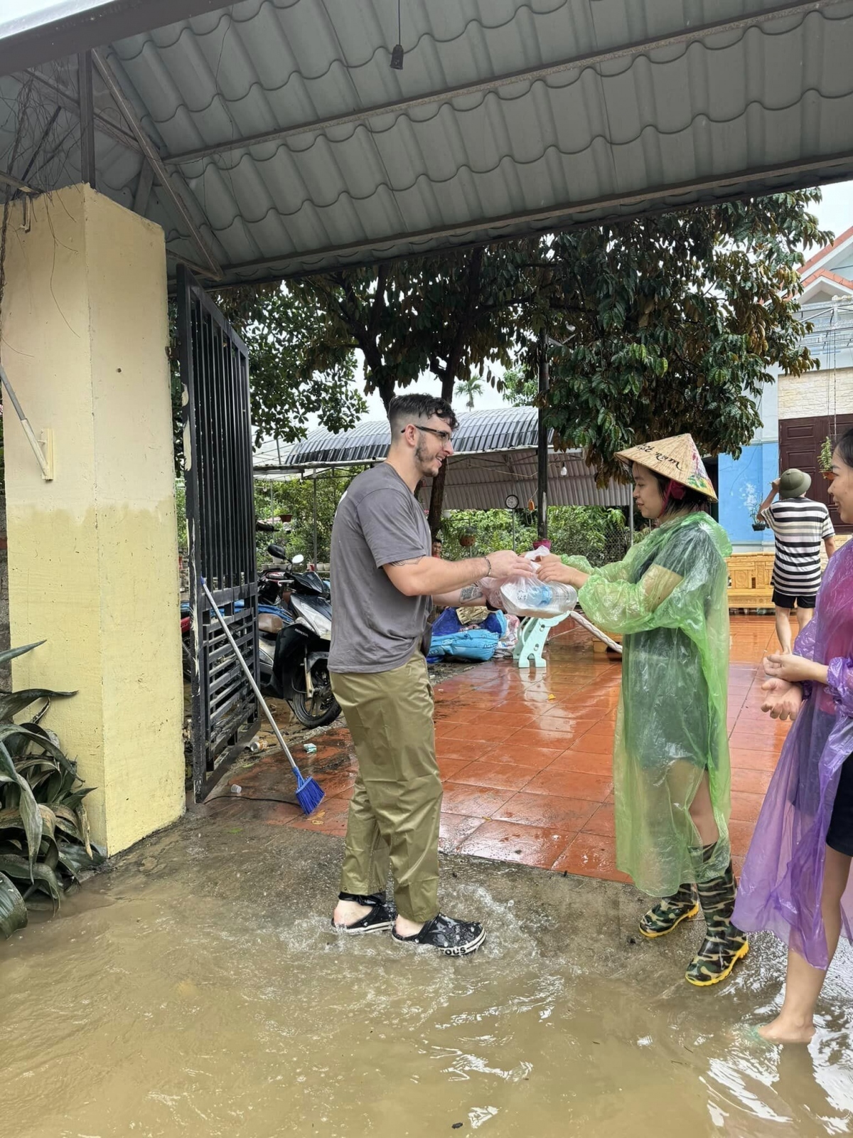 His charity work leaves a positive impression on Vietnamese people. (Photo: Facebook page)