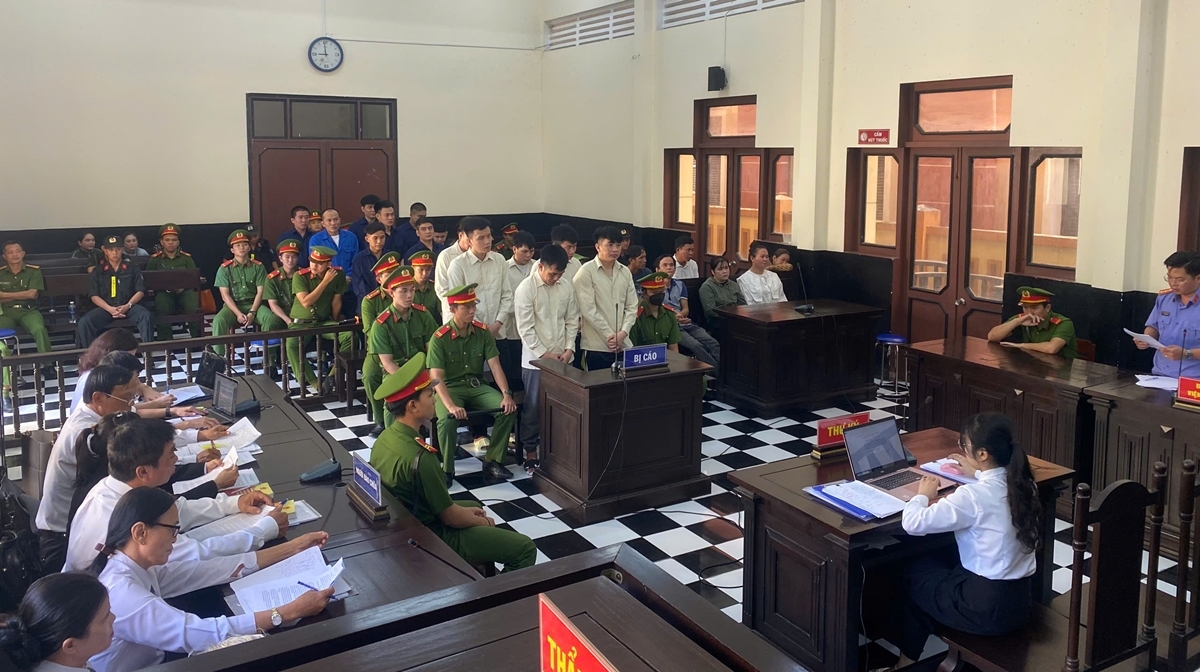 Khai mạc phiên tòa xét xử nhóm bị cáo gây rối trật tự công cộng và giết người