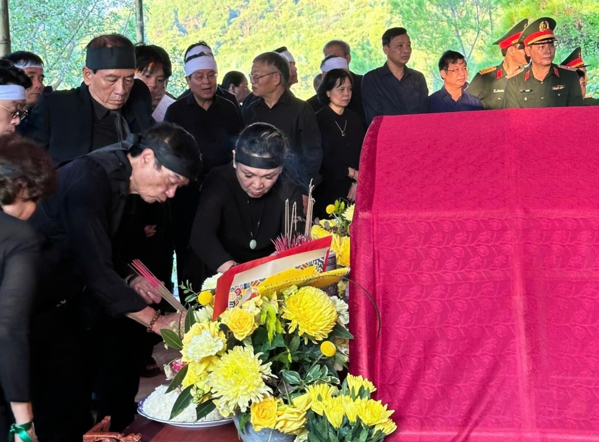 Gia đình làm lễ an táng Phó Giáo sư Đặng Bích Hà tại Vũng Chùa - Đảo Yến