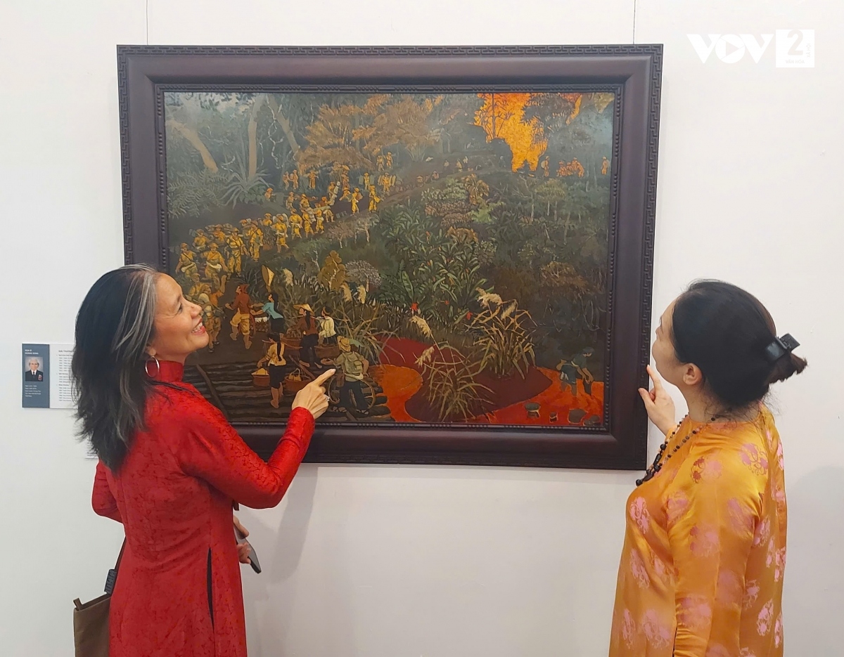 Hai con gái họa sĩ Hoàng Sùng bên tác phẩm "Đèo Khế năm xưa" nhận Giải thưởng Nhà nước năm 2022