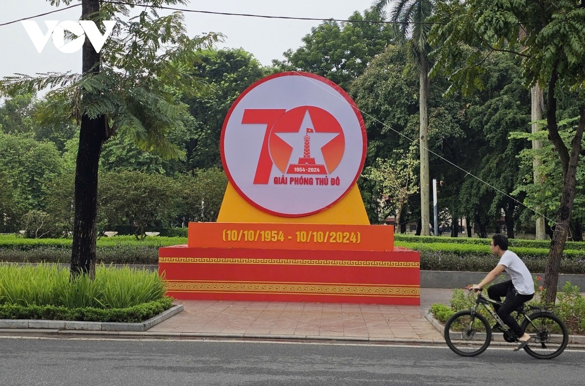 Những ngày này, khắp các tuyến đường, góc phố của Thủ đô Hà Nội rực rỡ với băng rôn, cụm pa nô, áp phích… chào mừng kỷ niệm 70 năm Ngày Giải phóng Thủ đô (10/10/1954 - 10/10/2024).