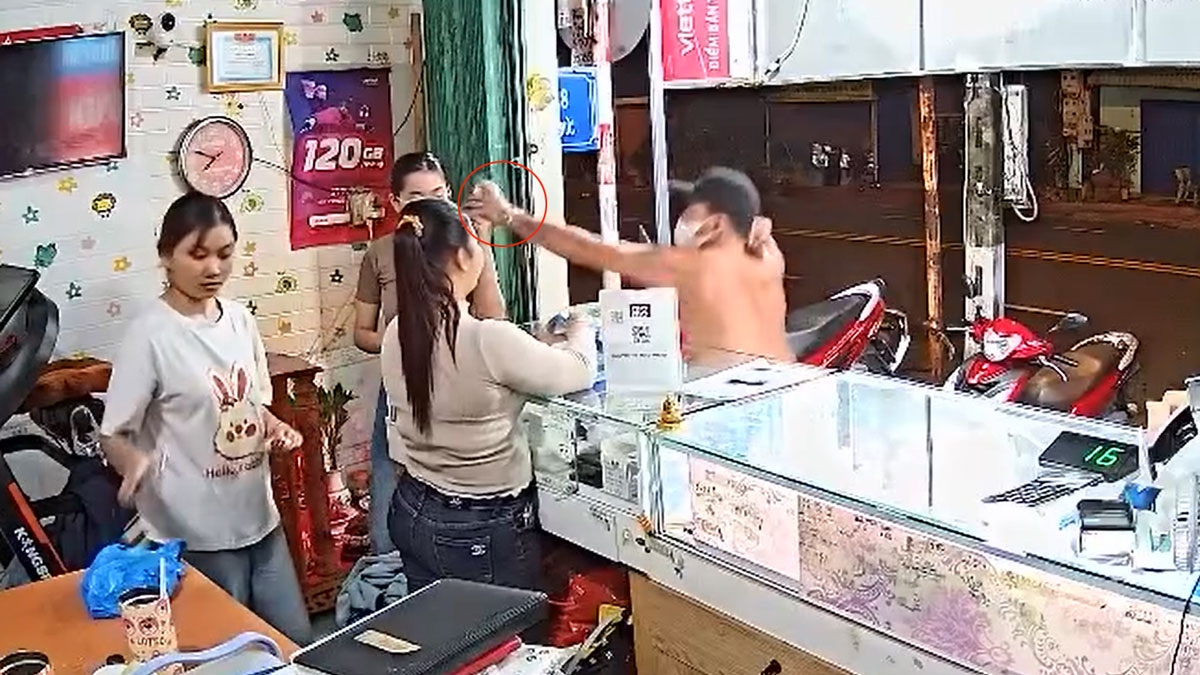 Cảnh nam thanh niên giật điện thoại trong video chia sẻ mạng xã hội 