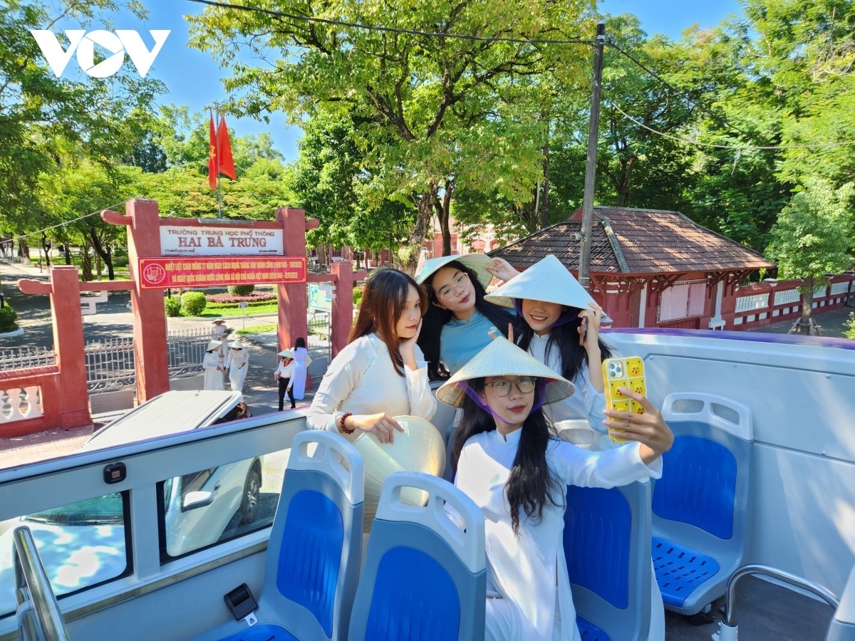 Du khách check-in trên xe ô tô 2 tầng tại Huế