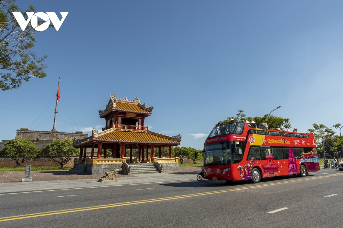 Xe ô tô 2 tầng chở khách du lịch tại TP. Huế, Thừa Thiên Huế.