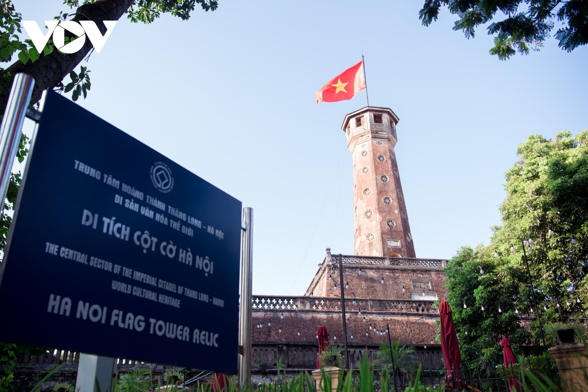 Cột cờ Hà Nội trong nắng thu.