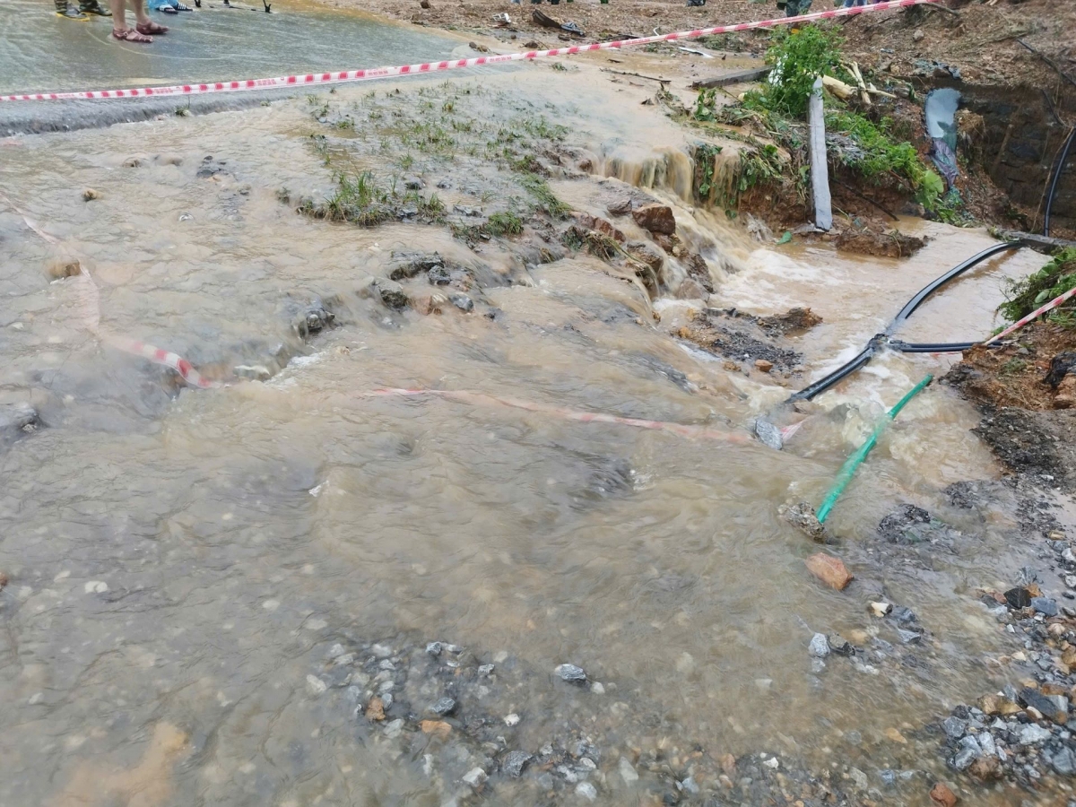 Mưa lớn, lượng nước vẫn chảy nhiều tại khu vực sạt lở Km49, Quốc lộ 2 khiến công tác cứu nạn gặp nhiều khó khăn