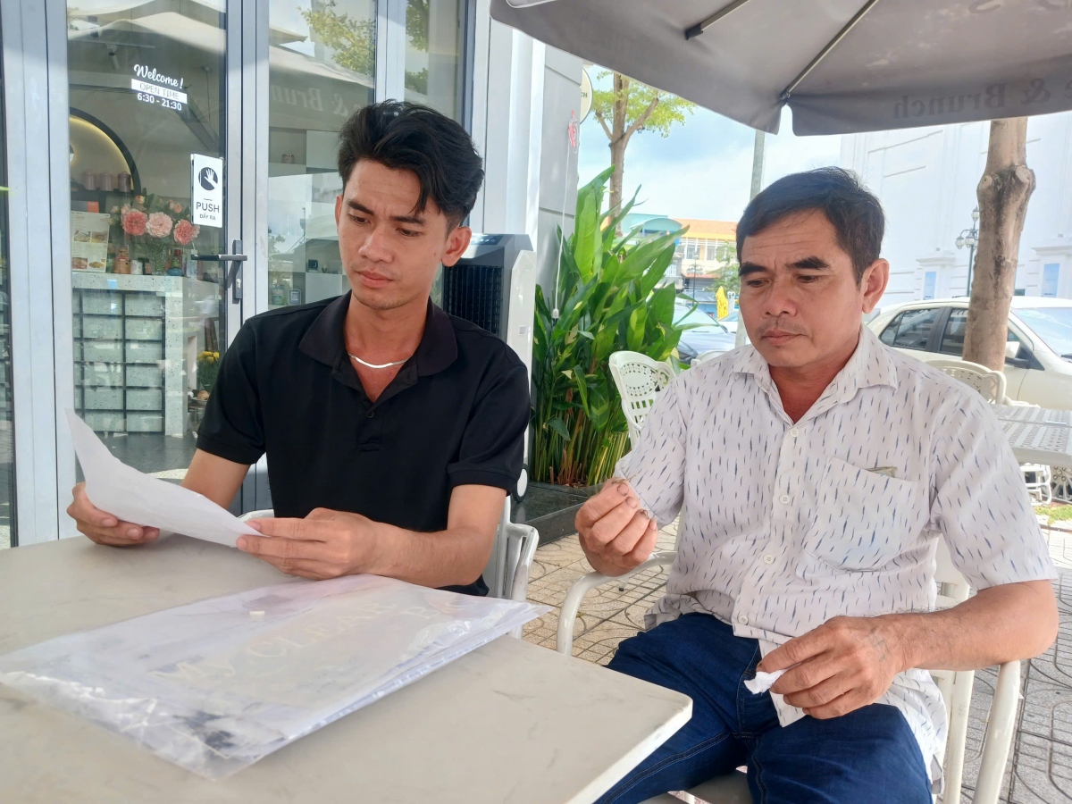Hai cha con ông Huỳnh Văn Thà rất bức xúc vì bị 12 đối tượng "đánh hội đồng"