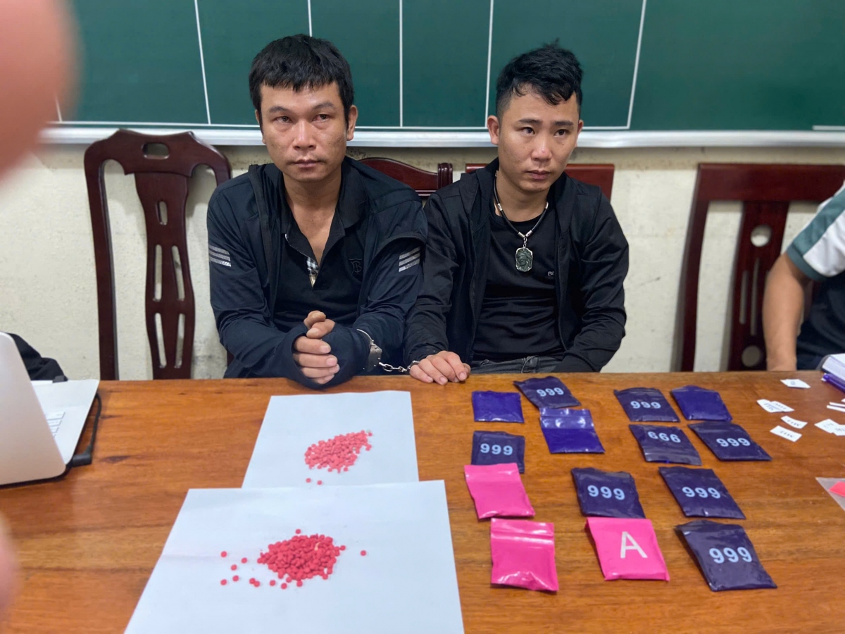 Hai đối tượng Huỳnh Văn Phương và Lê Văn Quyền cùng số ma túy bị thu giữ