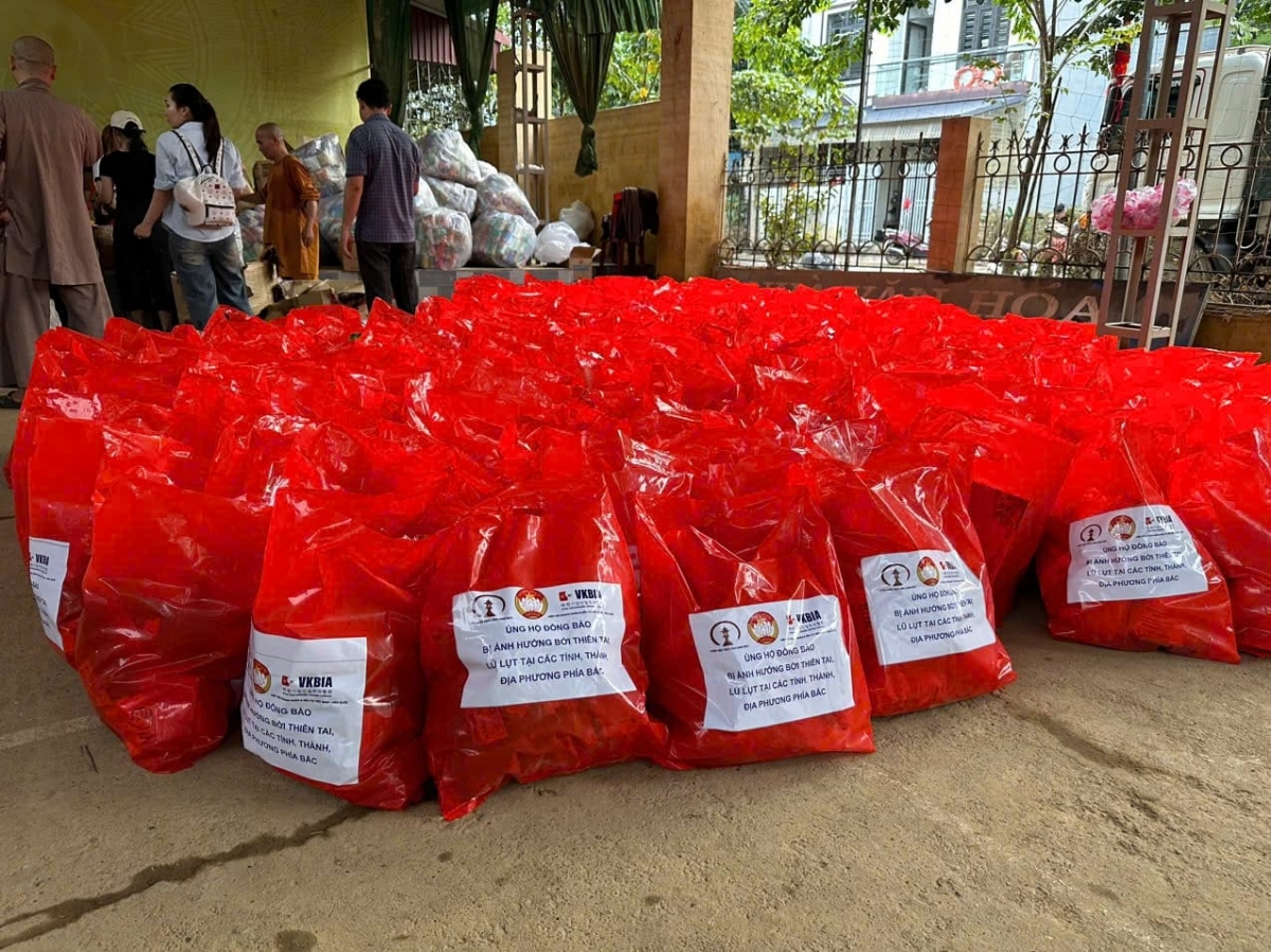 Hàng nghìn phần quà và nhu yếu phẩm được chuẩn bị kỹ lưỡng để trao trực tiếp đến bà con vùng lũ lụt và sạt lở đất. 