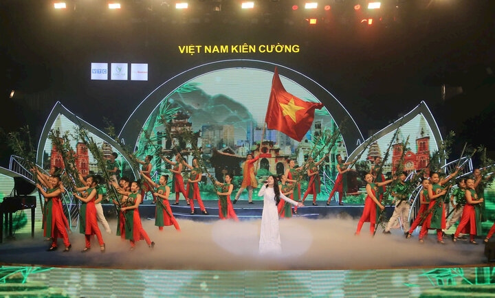 Chương trình nghệ thuật chung tay vì đồng bào vùng bão lũ với chủ đề "Việt Nam kiên cường" diễn ra tại Trung tâm Nghệ thuật Âu Cơ (Hà Nội) tối 17/9. Ảnh: VTC News