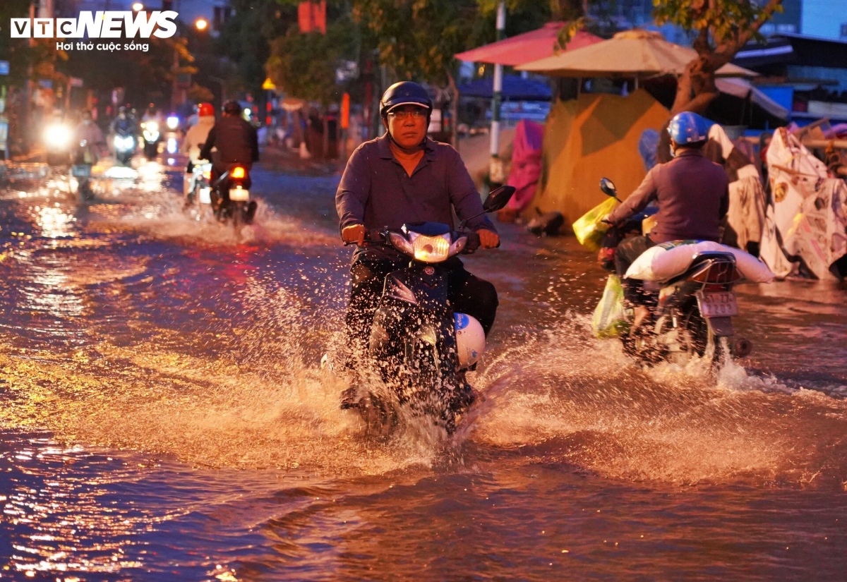Thousands of vehicles and people are forced to wade through flooded streets from early morning of September 20.