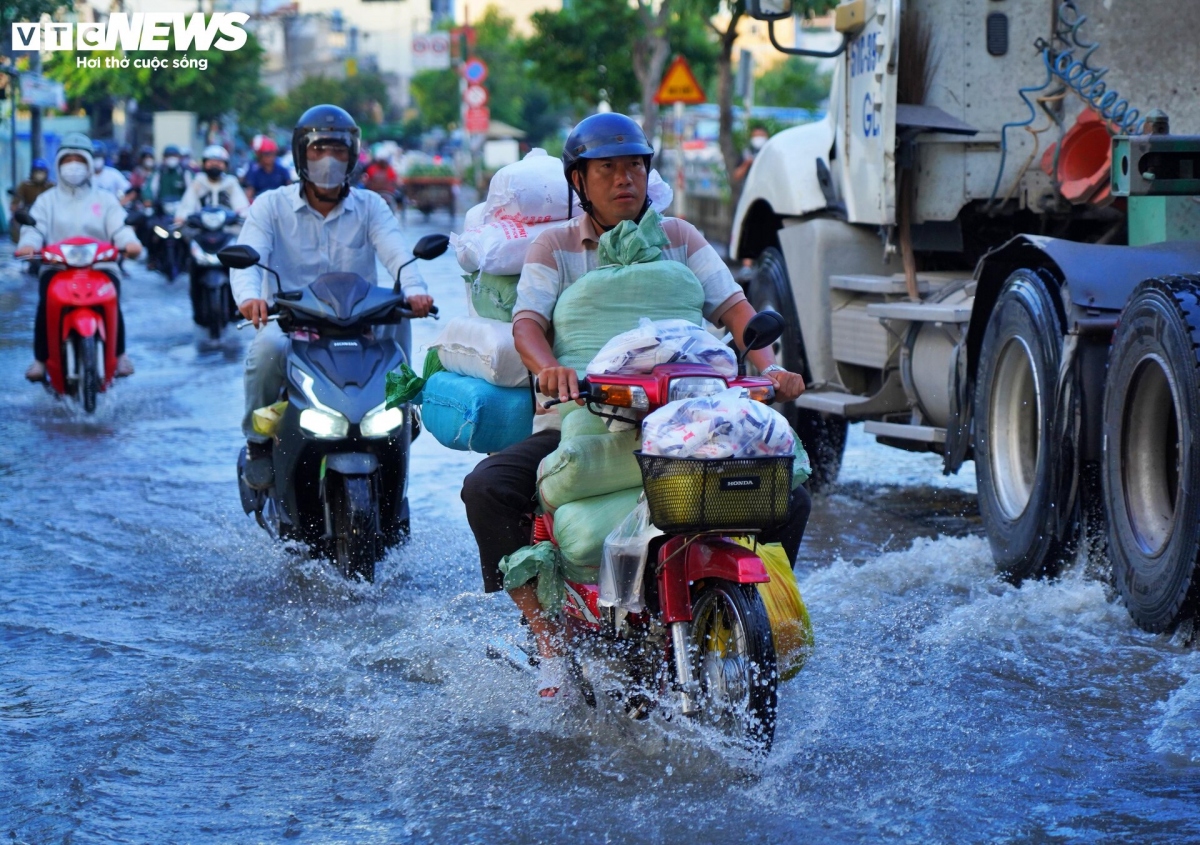 For years, scenes of people wading through or getting stuck on flooded streets with their motorbikes or in cars during high tides or spells of heavy rain have become common in Ho Chi Minh City.