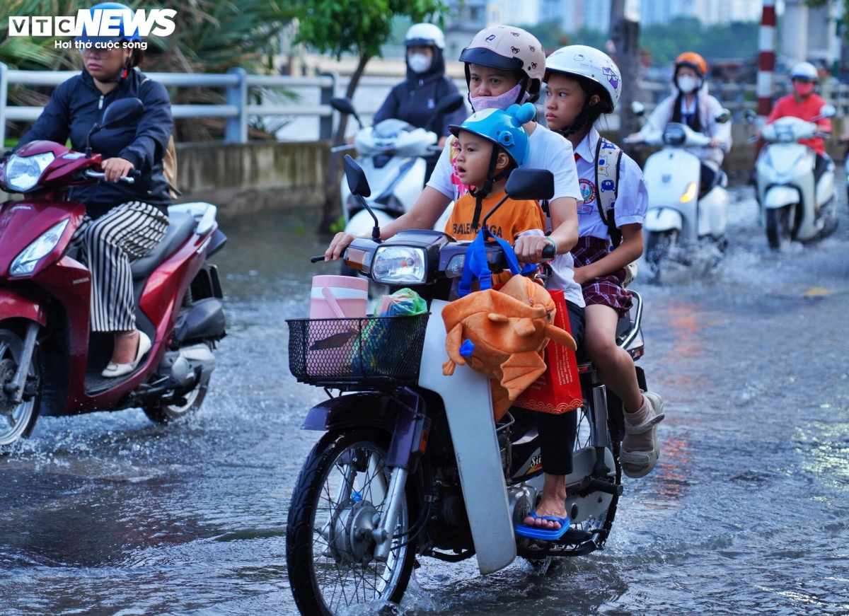 A driver attempts to navigate the flood hit streets with children at 6:30 a.m. on September 20.