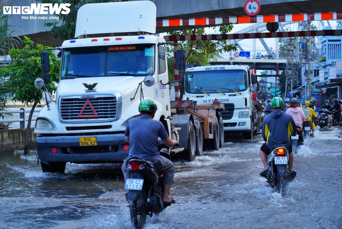 Rising tides also occur on Dao Su Tich, Huynh Tan Phat, Nguyen Binh, Le Van Luong, and Pham Huu Lau, submerging both streets and homes.