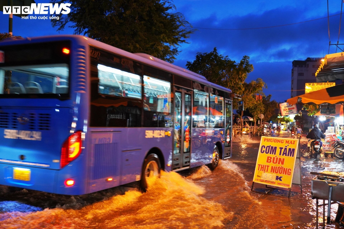 Commuters face difficulty as they attempt to cope with the rapidly rising water levels from 4 a.m. on September 20.