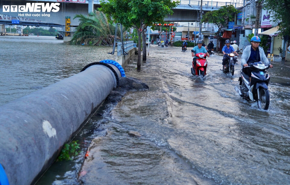 According to the Southern Hydrometeorological Centre, local residents are braced for new peaks of high tides which hit on September 20 and September 21.
