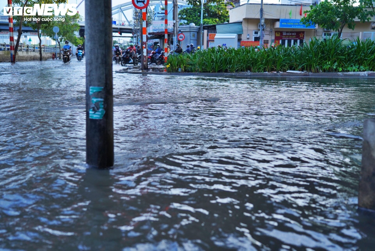 Many low-lying areas are transformed into lakes following the high tides.