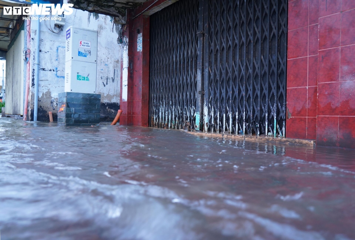 Local people are forced to seek measures in a bid to prevent their homes from being damaged by the rising water levels.