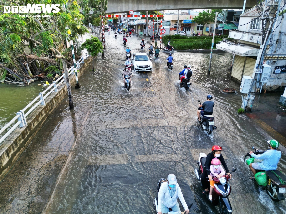 Travelling throughout the southern city’s flooded roads is a challenge for many commuters.