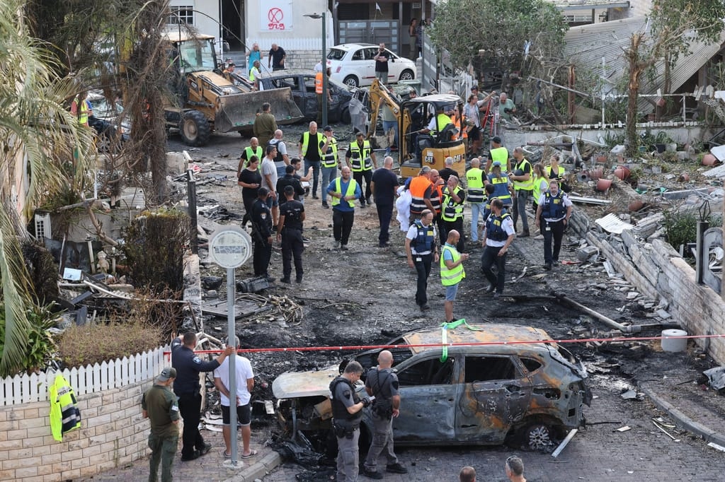 Hezbollah tấn công một cơ sở không quân của Israel hôm 22/9. Ảnh: Politico